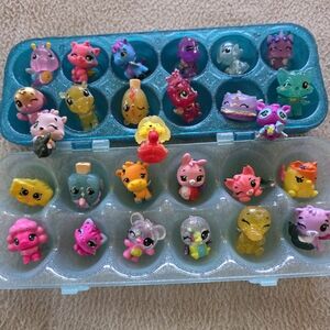 Mini Collectible Pet Figures Play Set - Assorted Bright Colors